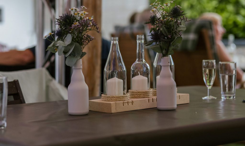 Rustikale Kerzenhalter aus Holz. Deko Hochzeit mieten