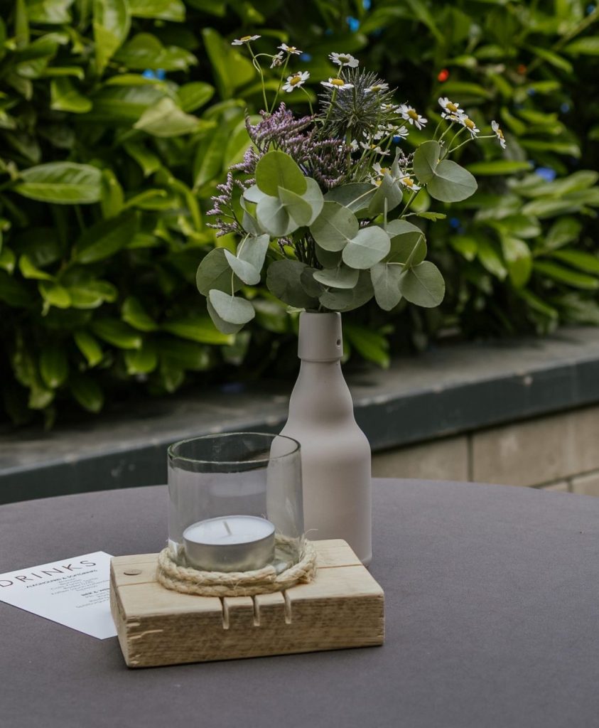 Rustikale Kerzenhalter aus Holz. Deko Hochzeit mieten