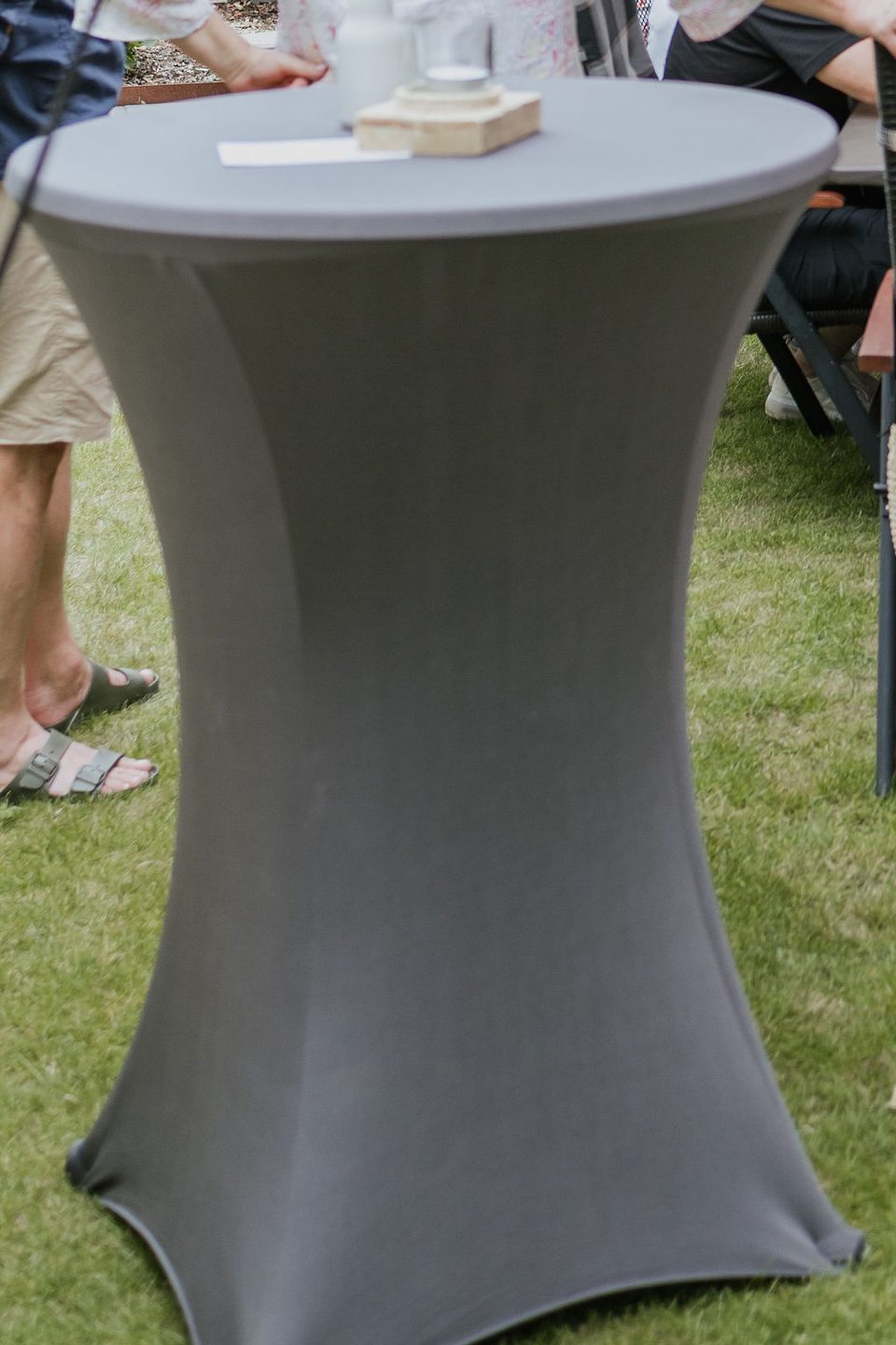 Nahaufnahme Stehtisch mit Husse anthrazit. Deko Hochzeit mieten