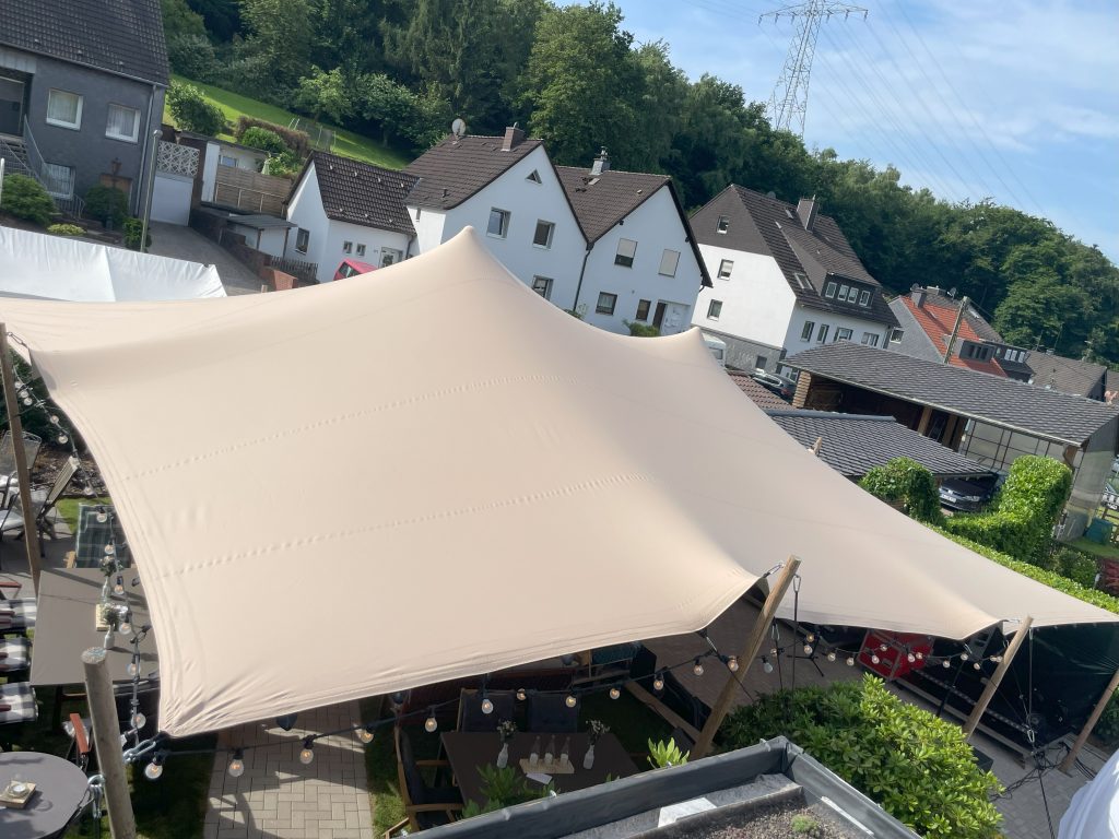 Eine Luftaufnahme eines Stretchzeltes