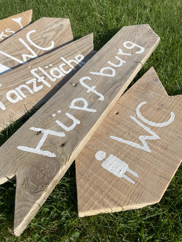 Schönes Holzschild mit Beschriftung. Deko Hochzeit mieten