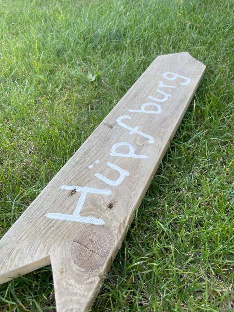 Schönes Holzschild mit Beschriftung.