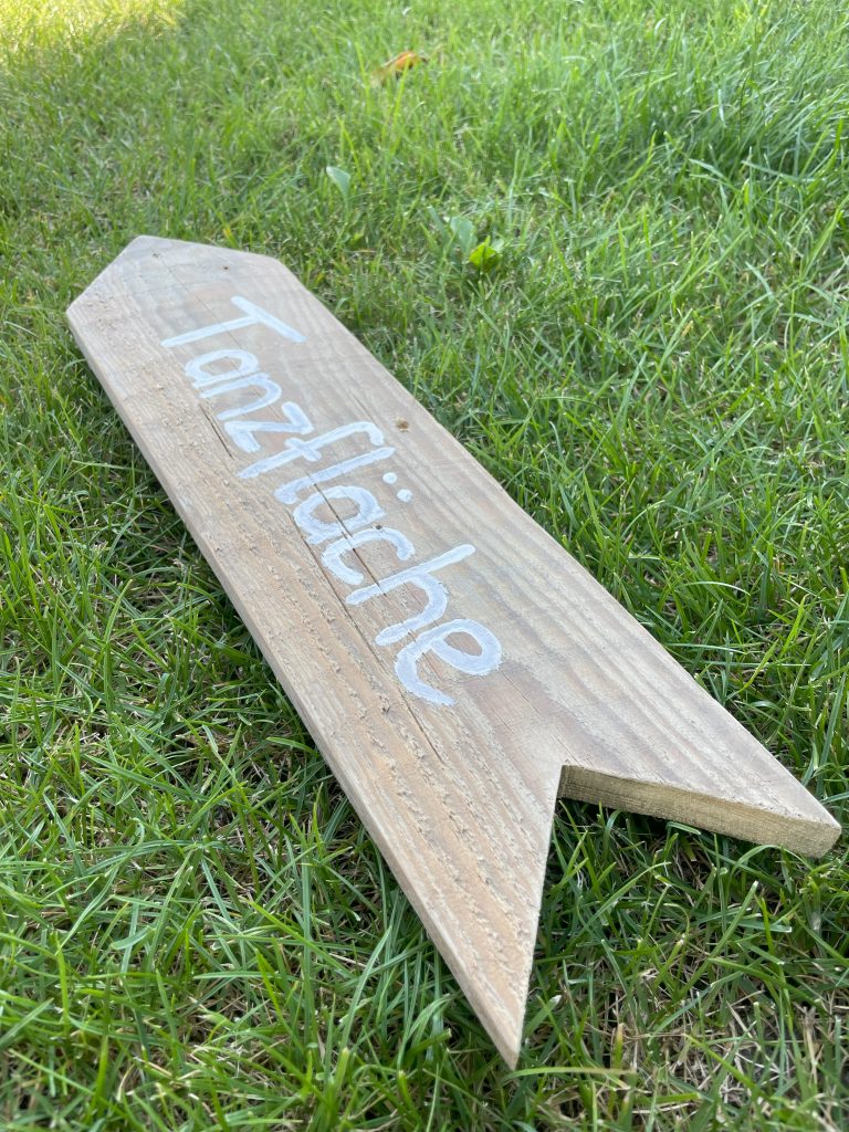 Schönes Holzschild mit Beschriftung.