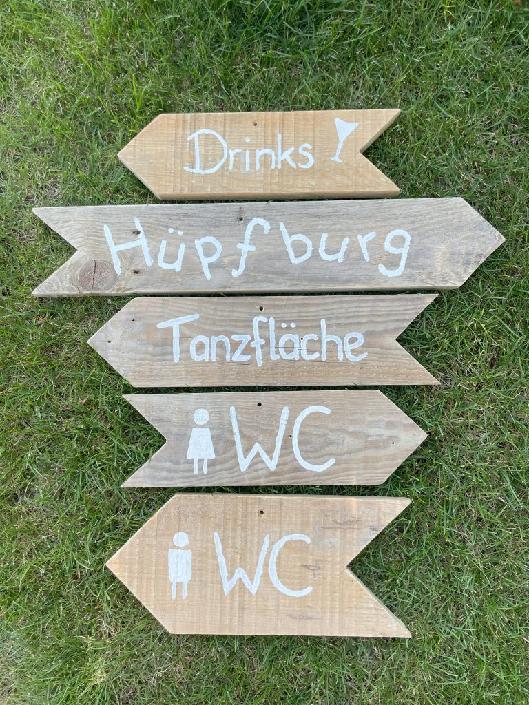 Schönes Holzschild mit Beschriftung.