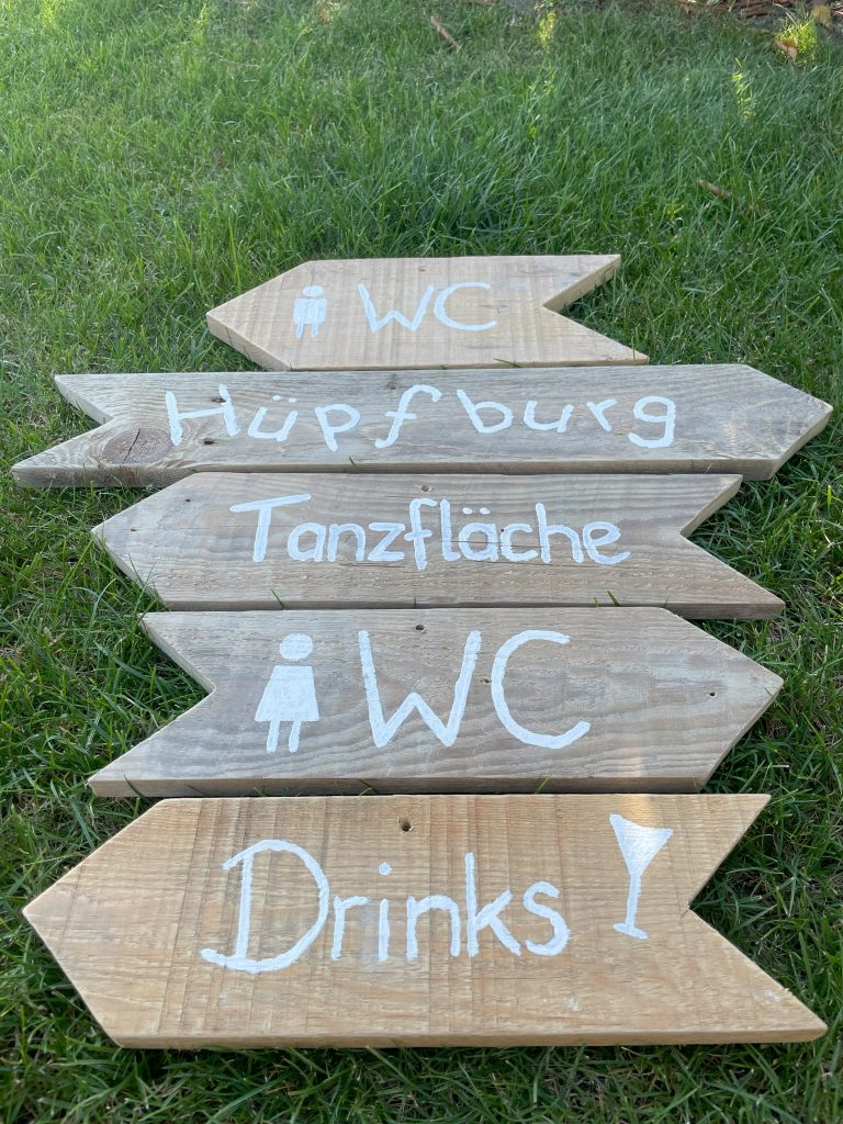 Schönes Holzschild mit Beschriftung. Deko Hochzeit mieten