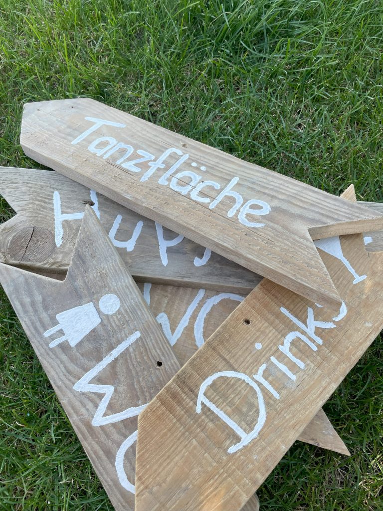 Schönes Holzschild mit Beschriftung.