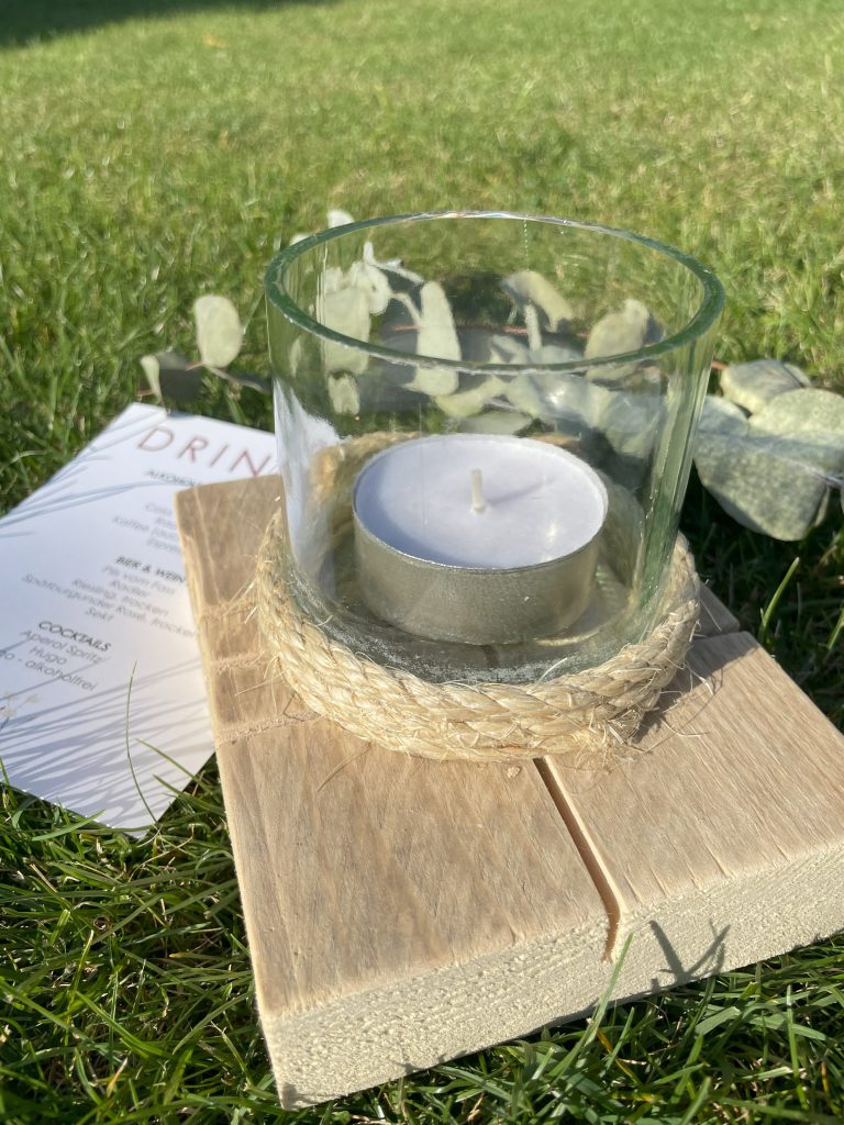 Rustikale Kerzenhalter aus Holz.