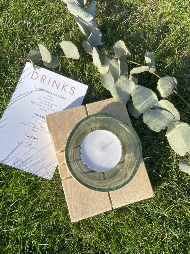 Rustikale Kerzenhalter aus Holz mit Blumen. Deko Hochzeit mieten