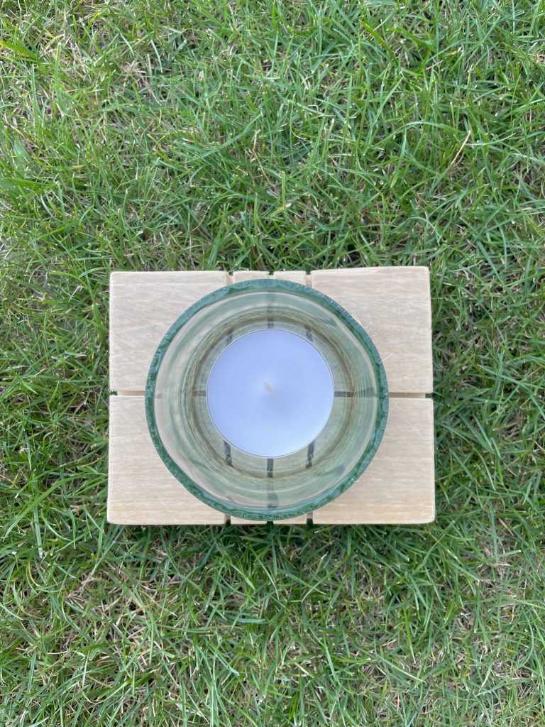 Rustikale Kerzenhalter aus Holz.