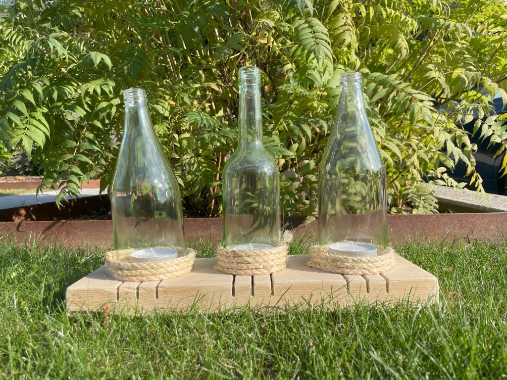 Rustikale Kerzenhalter aus Holz.