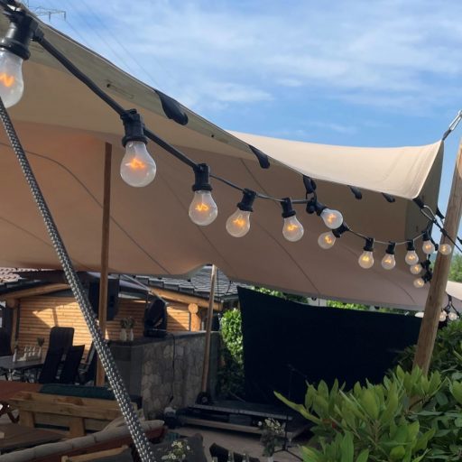 Schöne Outdoor Lichterkette an einem Stretchzelt. Deko Hochzeit mieten