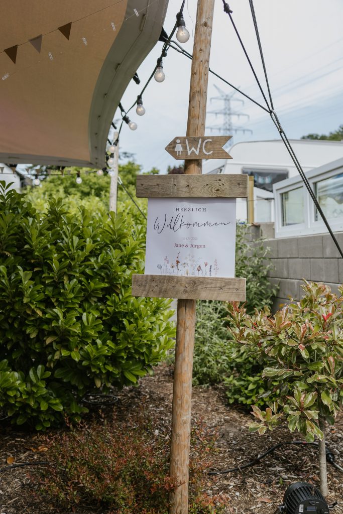 Altholzschild mit Beschriftung an Stretchzelt