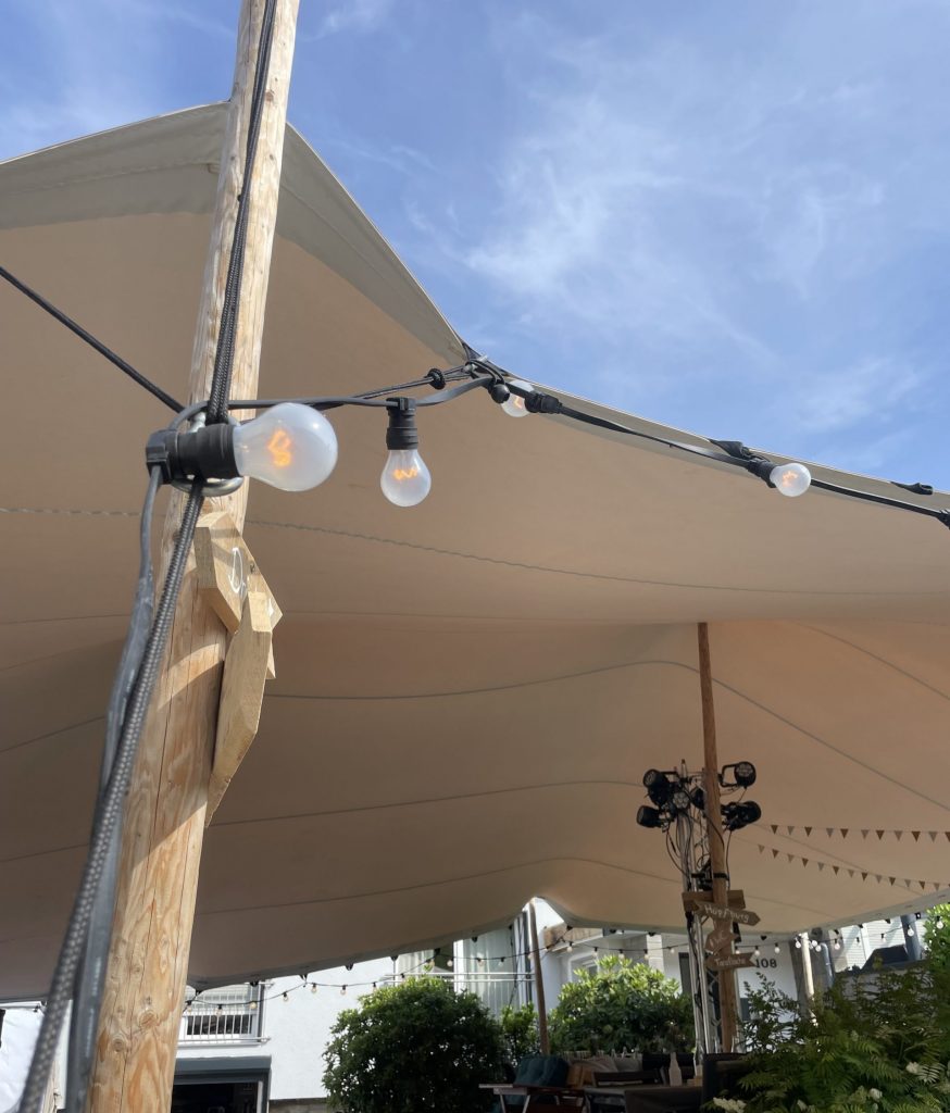 Stretchzelt mit Lichterketten unter freiem Himmel