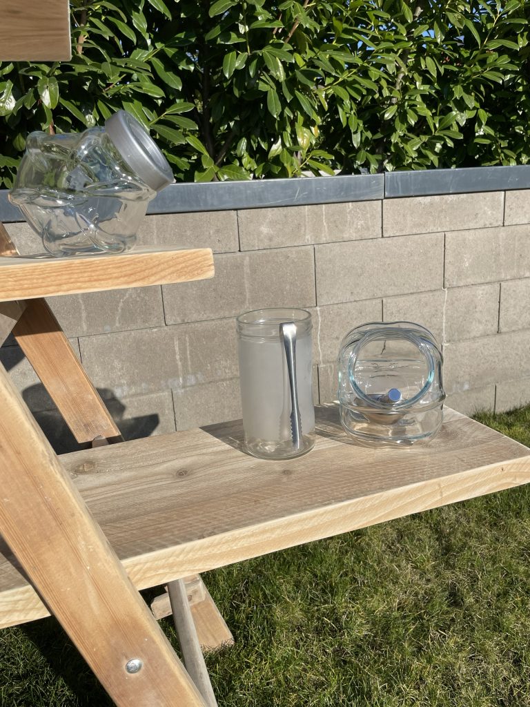 Gläser und Zangen auf Candy Bar