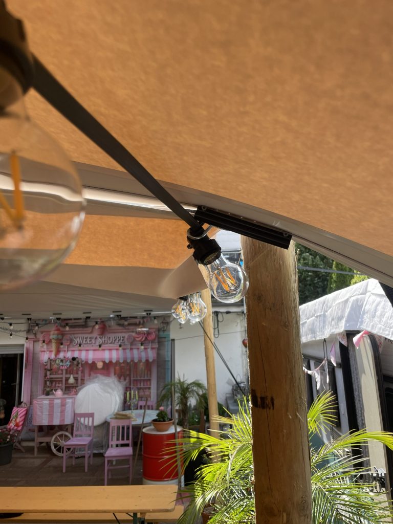 Lichterkette an einem Stretchzelt