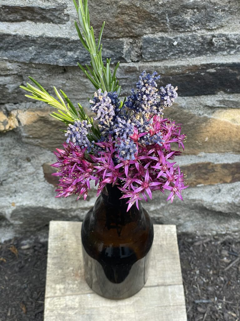 Blumenvase aus braunem Glas
