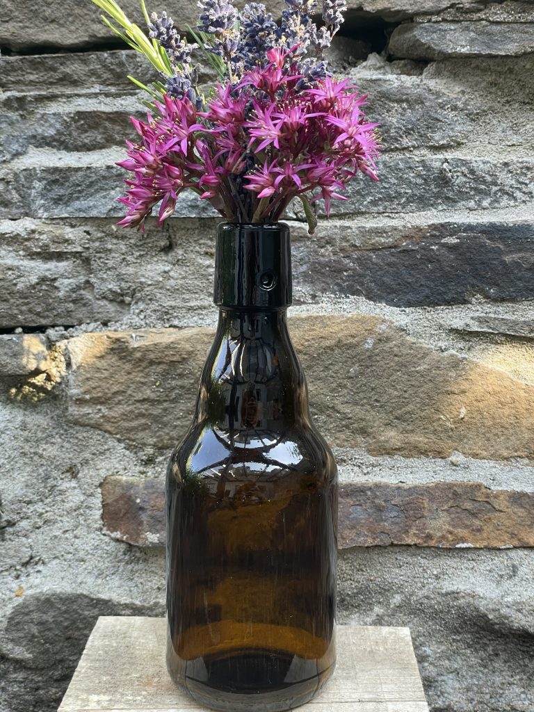 Blumenvase aus braunem Glas
